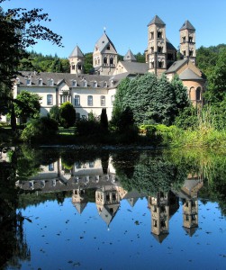 Die Abtei Maria Laach, eine hochmittelalterliche Klosteranlage, ist eine der besonderen Sehenswürdigkeiten in der Ferienregion um den Laacher See. Foto: Privat/pp/Agentur ProfiPress
