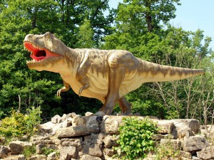 Den Schwerpunkt des Parks bilden Dinosaurier aus der Jura- und Kreidezeit wie zum Beispiel dieser Tyrannosaurus Rex. Foto: Dinosaurierpark Teufelsschlucht