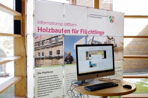 Auf der Internetplattform www.holzbauten-fuer-fluechtlinge.nrw.de werden Interessierte umfassend informiert. Foto: Johannes Mager/pp/Agentur 