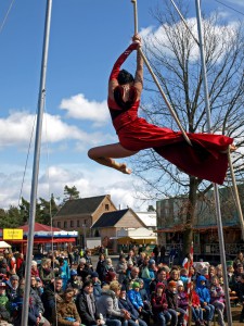 Auch atemberaubende Akrobatik erlebten die Besucher des Jahrmarktes vor historischer Kulisse. Foto: LVR/pp/Agentur ProfiPress