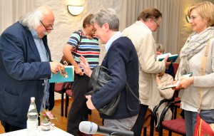 Im Anschluss an die Lit.Eifel-Lesung signierte der Autor bereitwillig die mitgebrachten Bücher. Foto: Renate Hotse/pp/Agentur ProfiPress