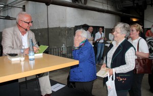 Viele Besucher nutzten die Gelegenheit und ließen sich ihr „Eifel-Doc“-Exemplar vom Autor signieren. Foto: Claudia Hoffmann/pp/Agentur ProfiPress