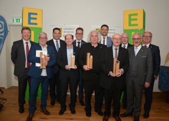 Die Preisträger des EifelAWARD 2016 im Kreis der Laudatoren und Mitglieder des Kuratoriums der Zukunftsinitiative Eifel 
