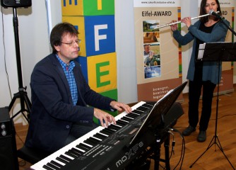 Die Musiklehrer Harald Meyer und Ulrike Friedrich umrahmten die Veranstaltung musikalisch. Foto: Thomas Schmitz/pp/Agentur ProfiPress