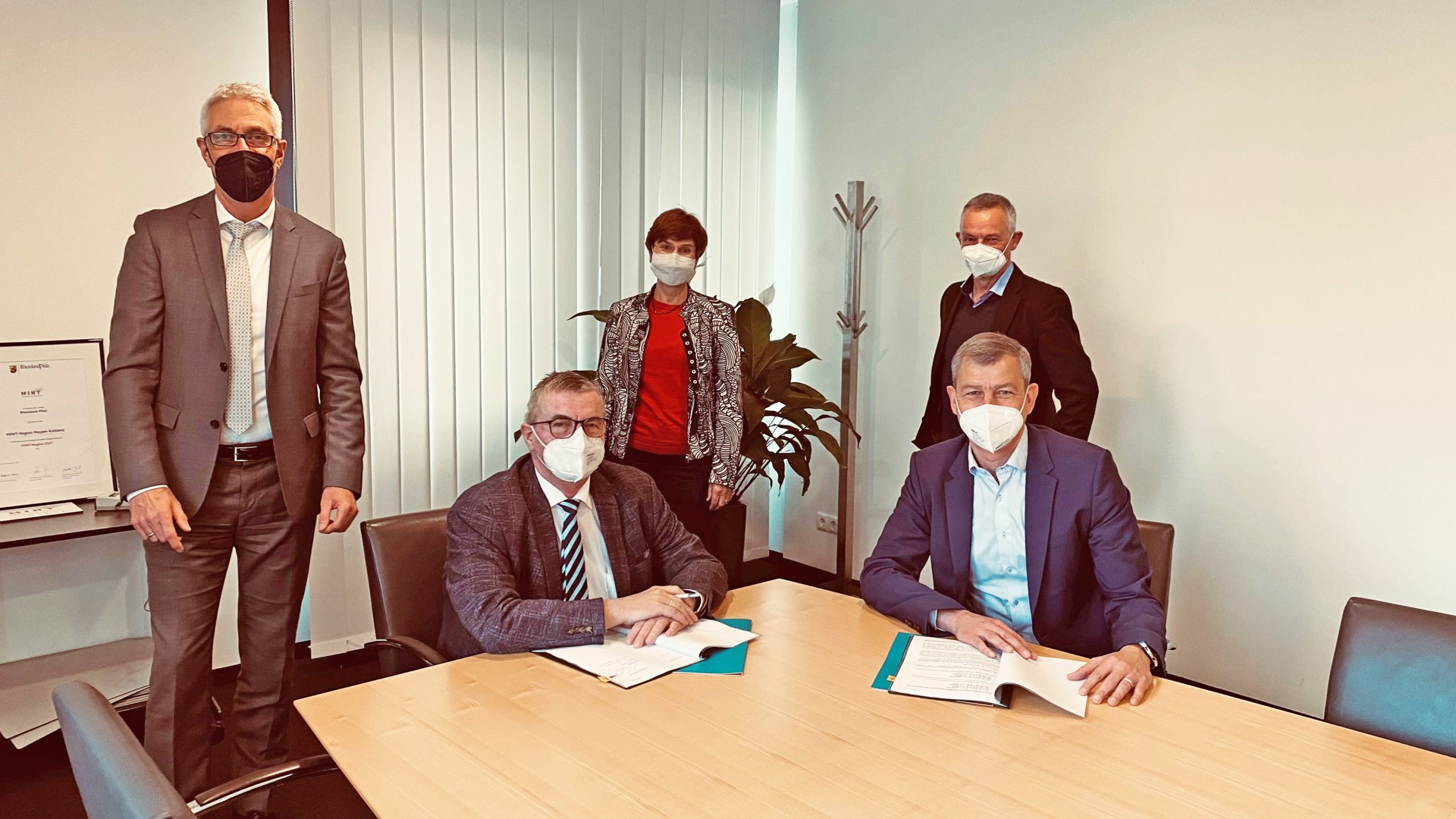 Nächster Meilenstein für Breitbandausbau in Mayen-Koblenz - Landkreis und Westenergie unterzeichnen Verträge